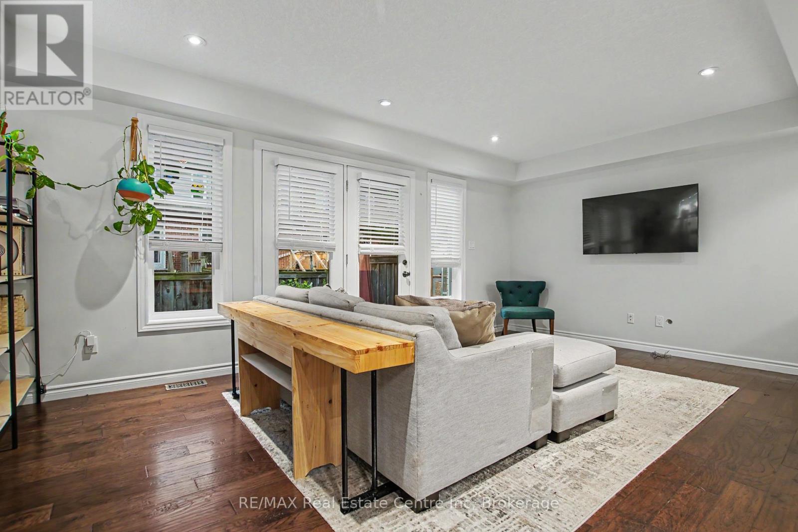 #15 167 ARKELL ROAD - 13