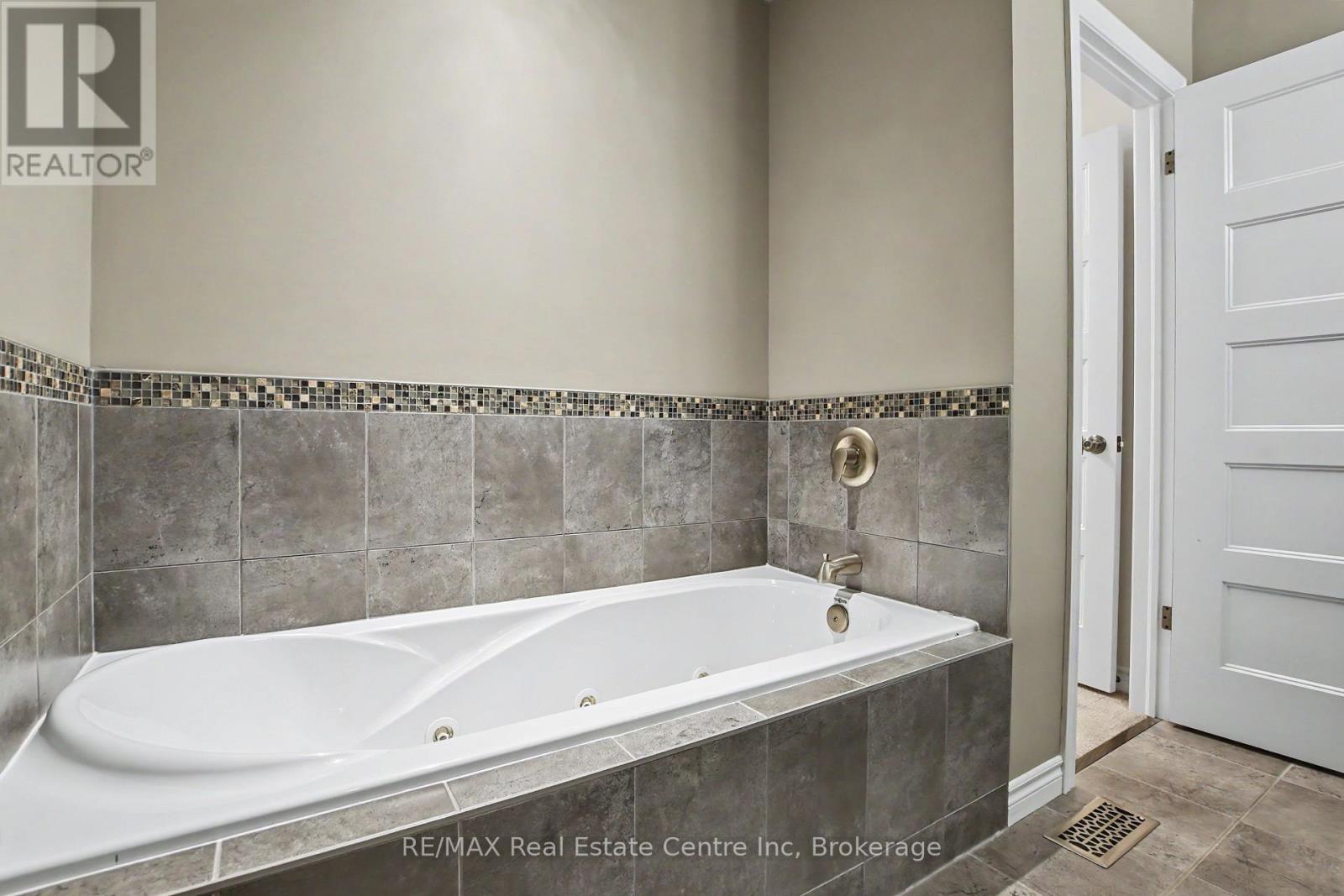 #15 167 ARKELL ROAD - 18