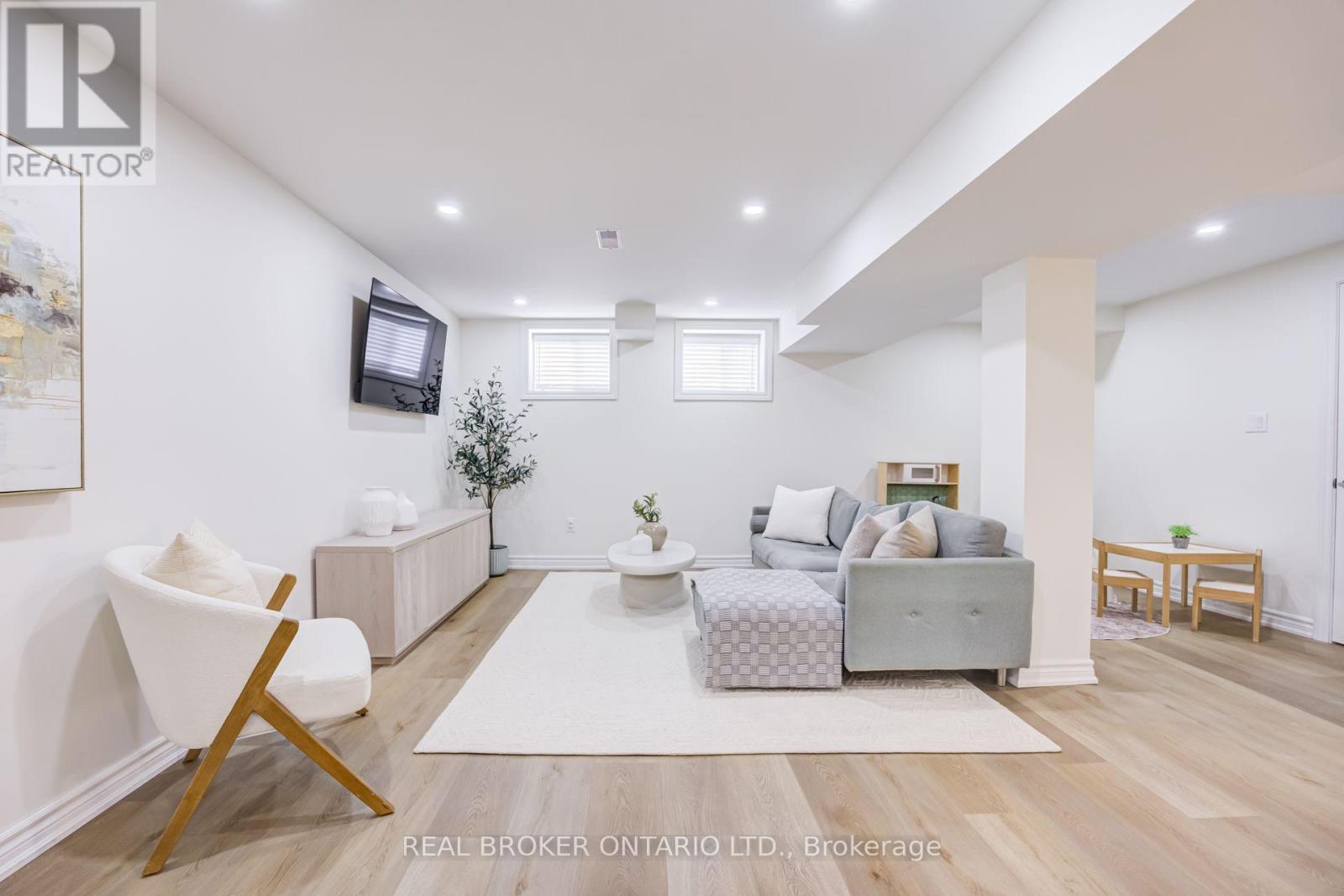 1178 DUIGNAN CRESCENT - 28