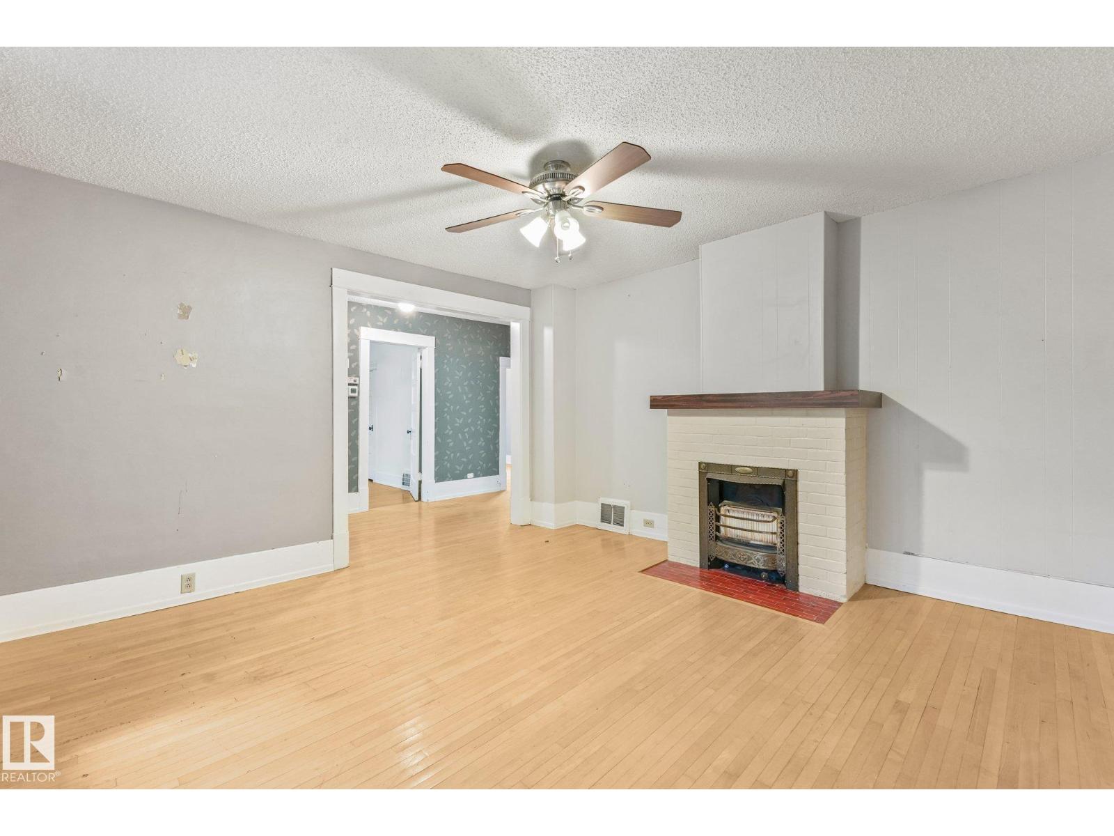9824 91 AV NW - 18