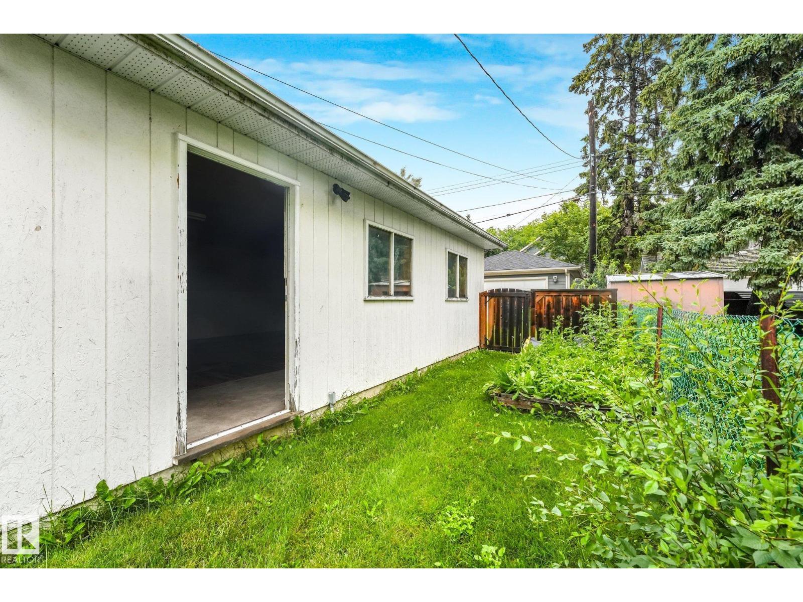 9824 91 AV NW - 7