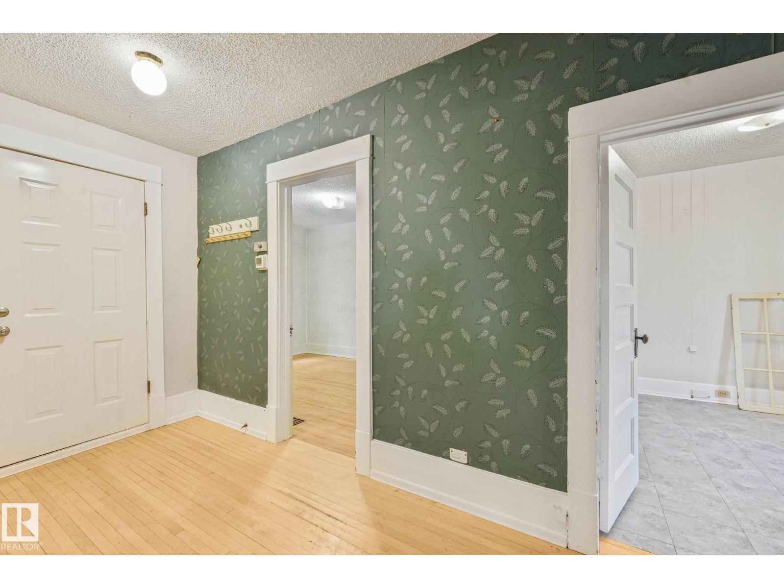 9824 91 AV NW - 14