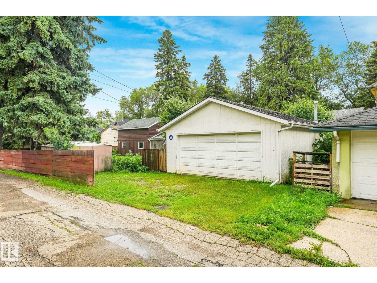 9824 91 AV NW - 9