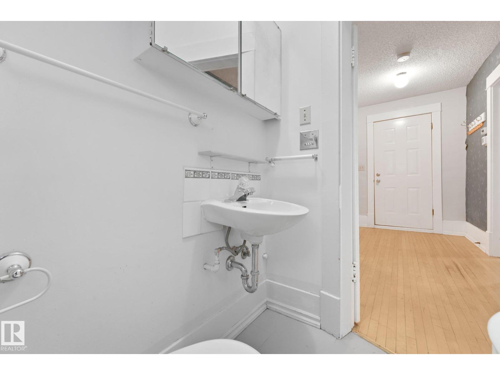 9824 91 AV NW - 33