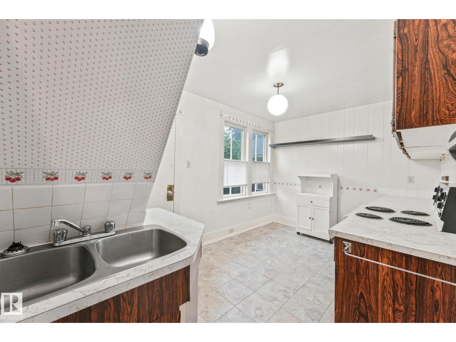 9824 91 AV NW - 26