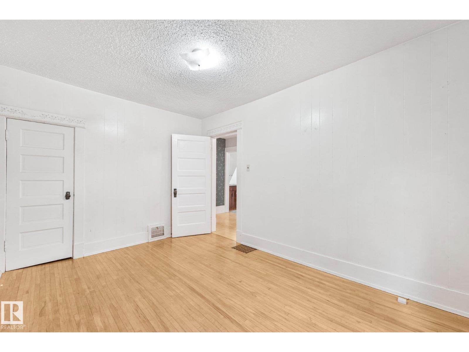 9824 91 AV NW - 21