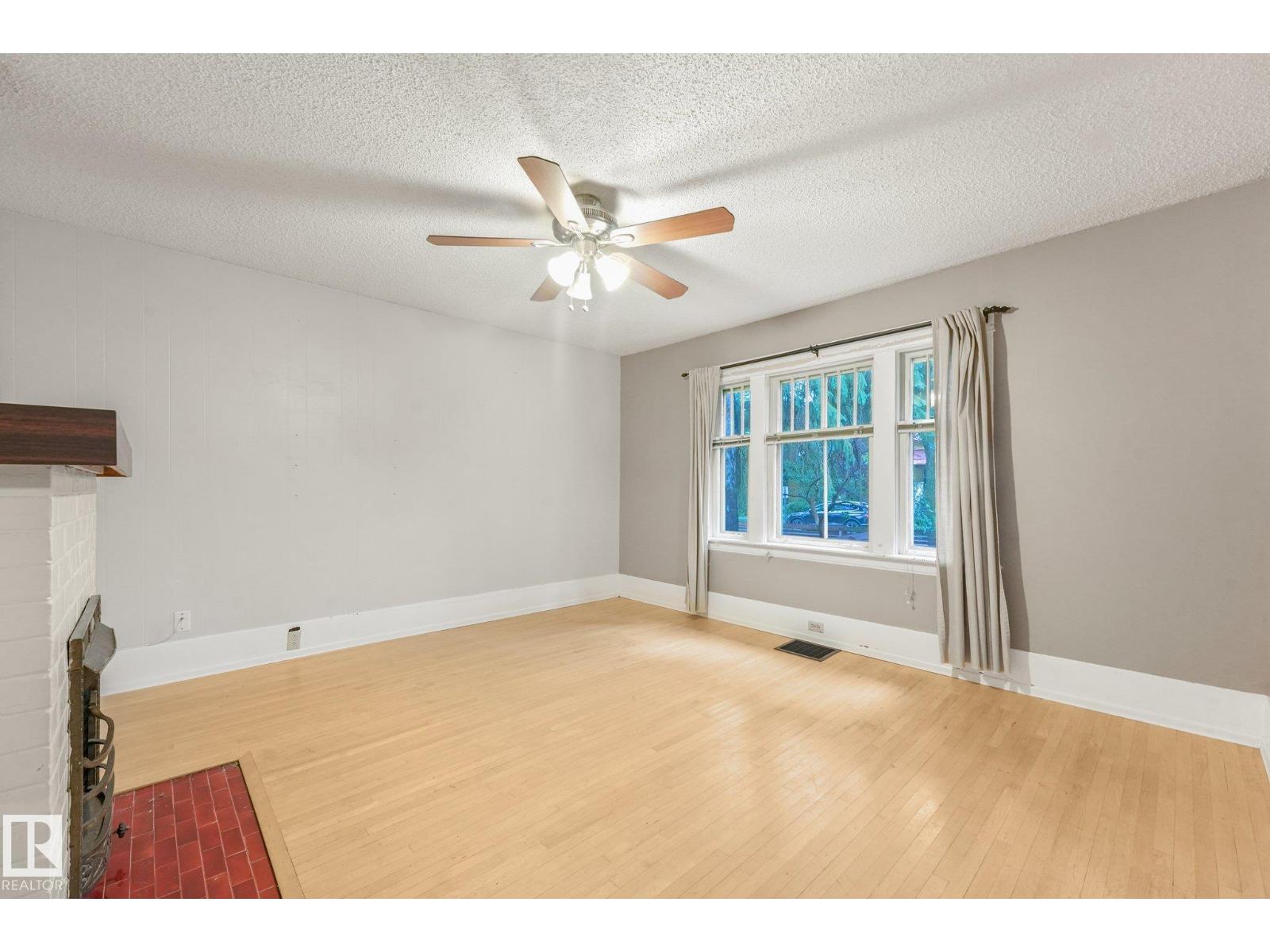 9824 91 AV NW - 16