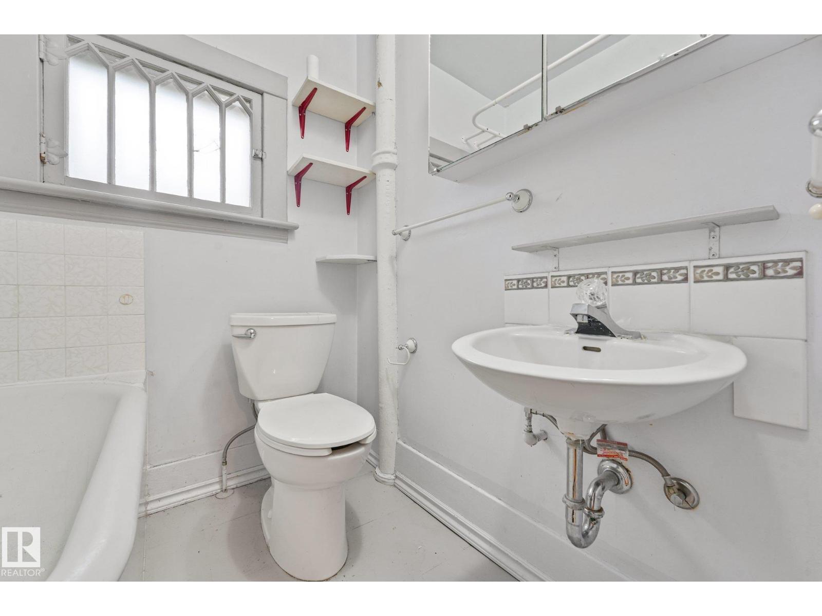 9824 91 AV NW - 31