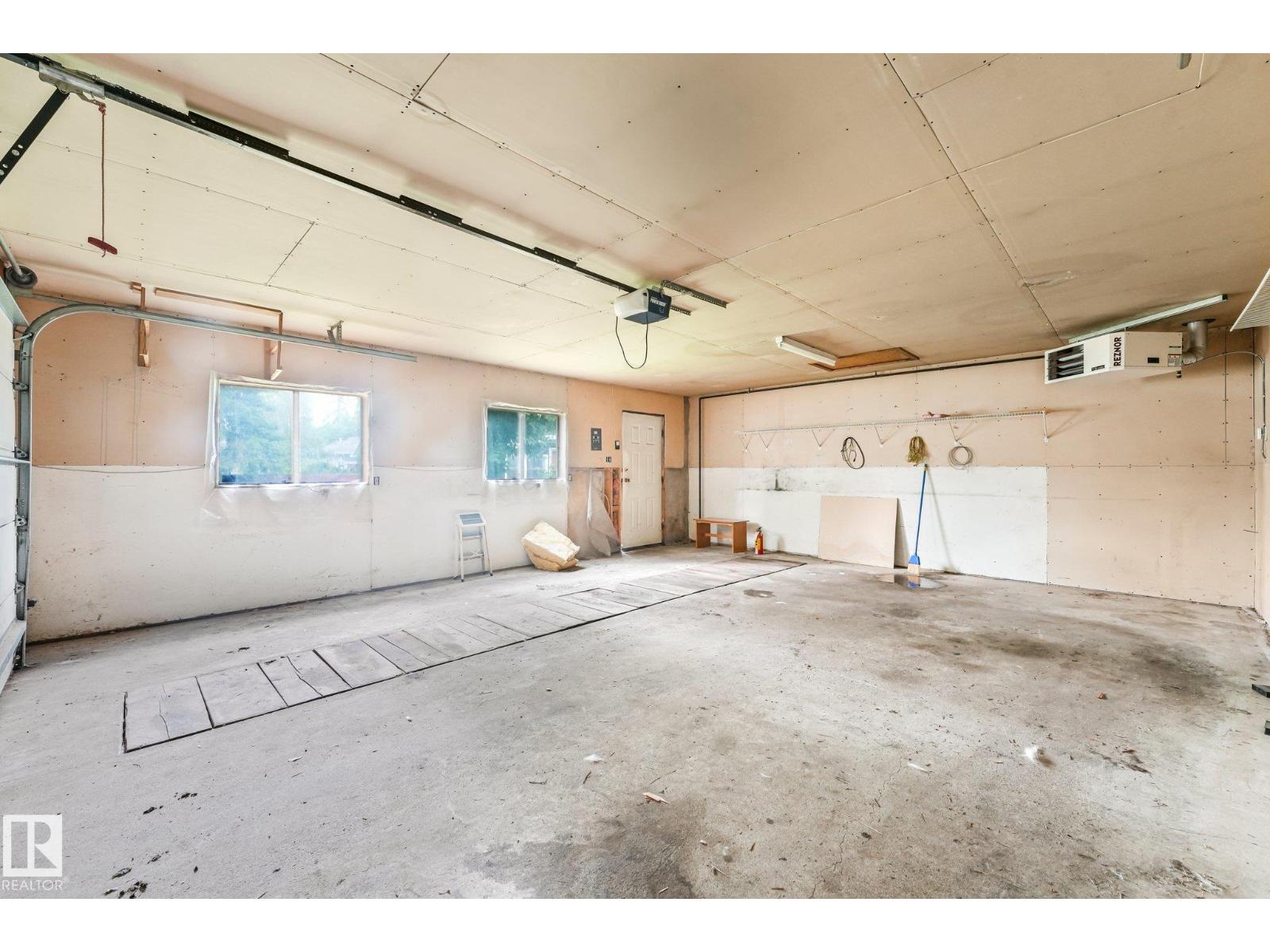 9824 91 AV NW - 43