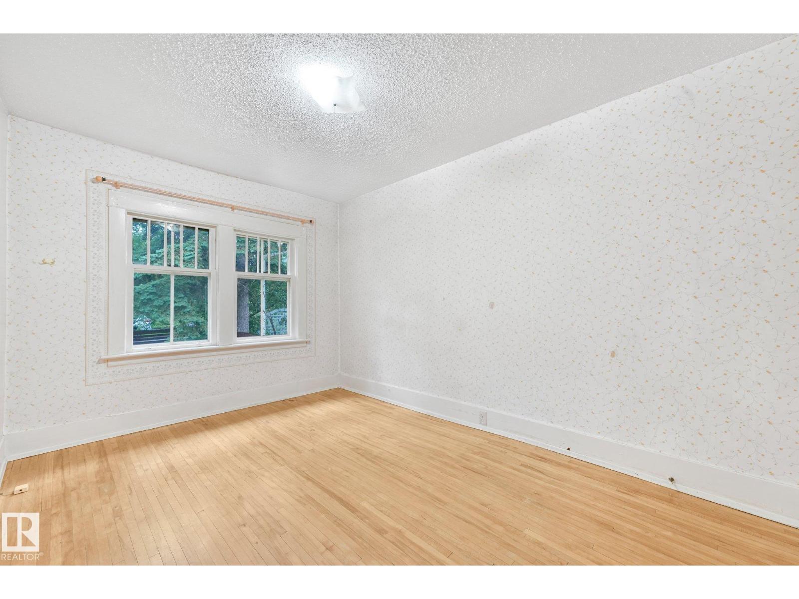 9824 91 AV NW - 20