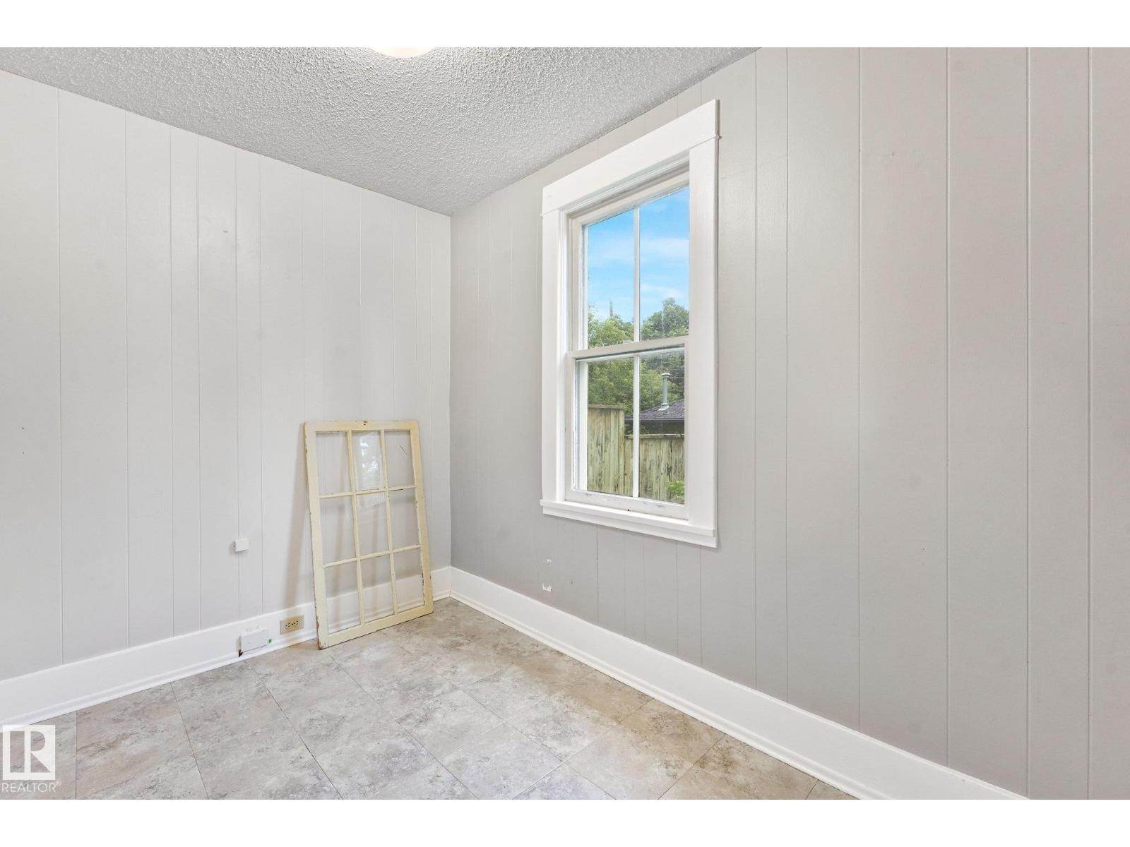 9824 91 AV NW - 23