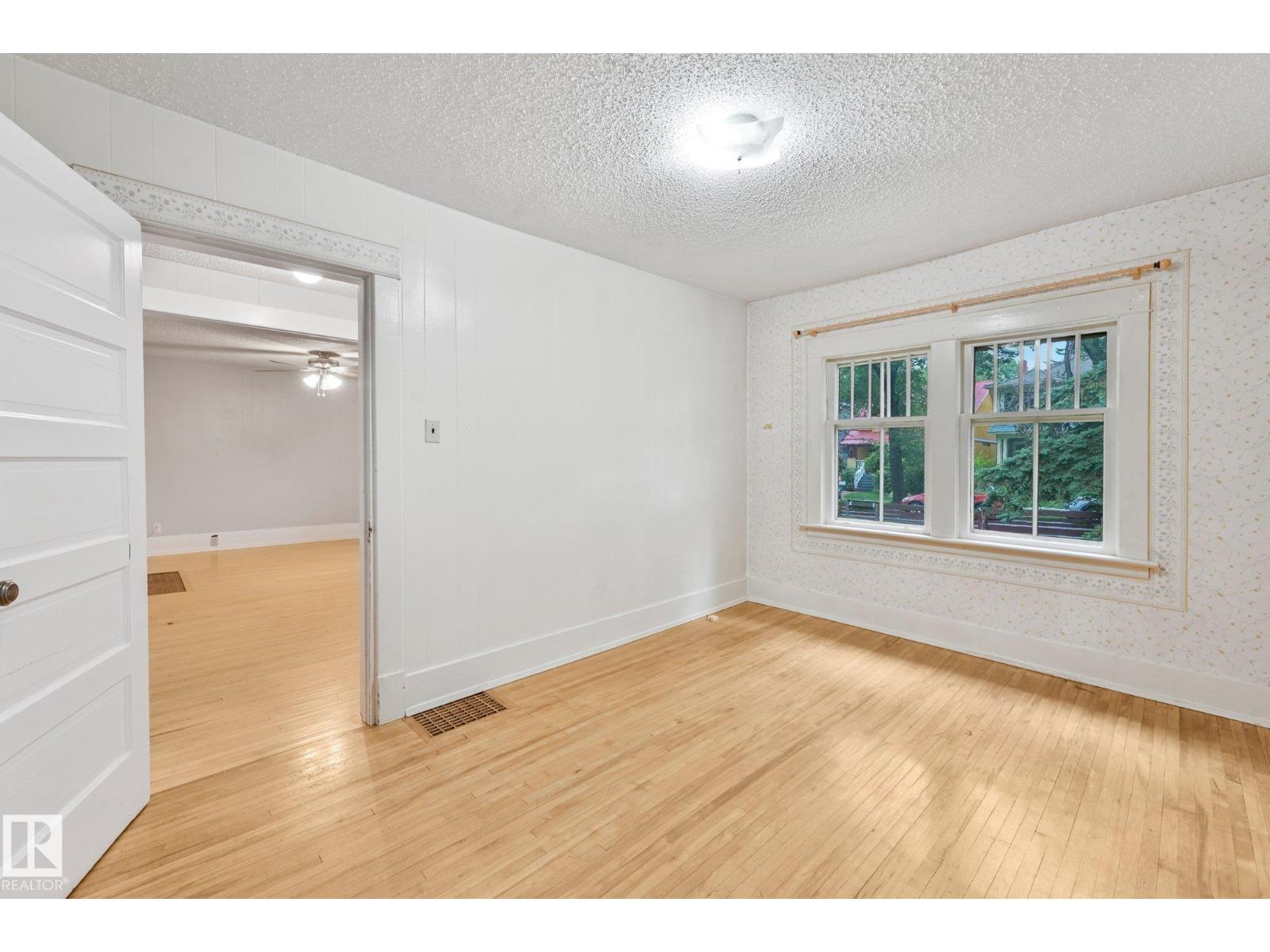 9824 91 AV NW - 22