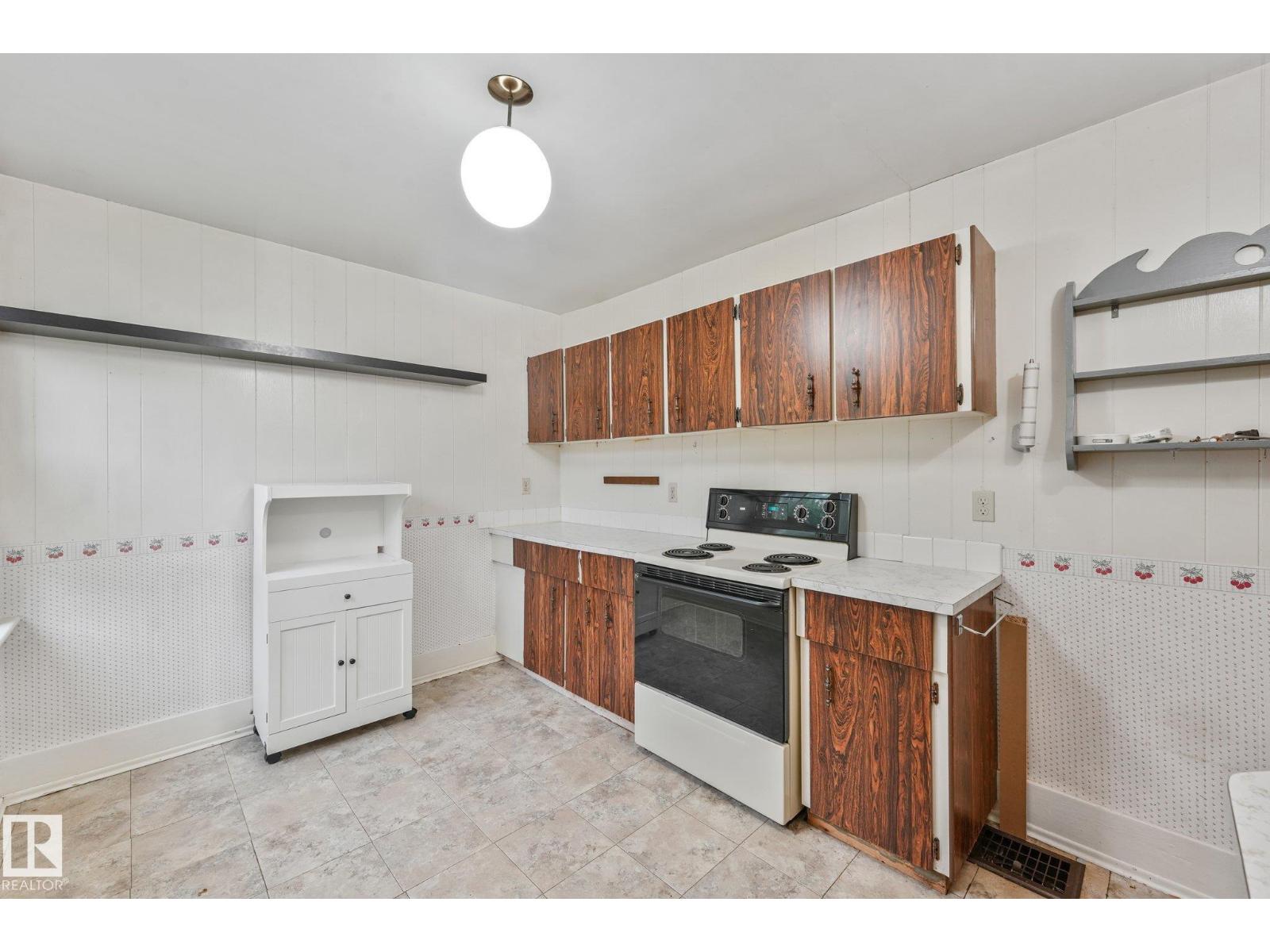 9824 91 AV NW - 27