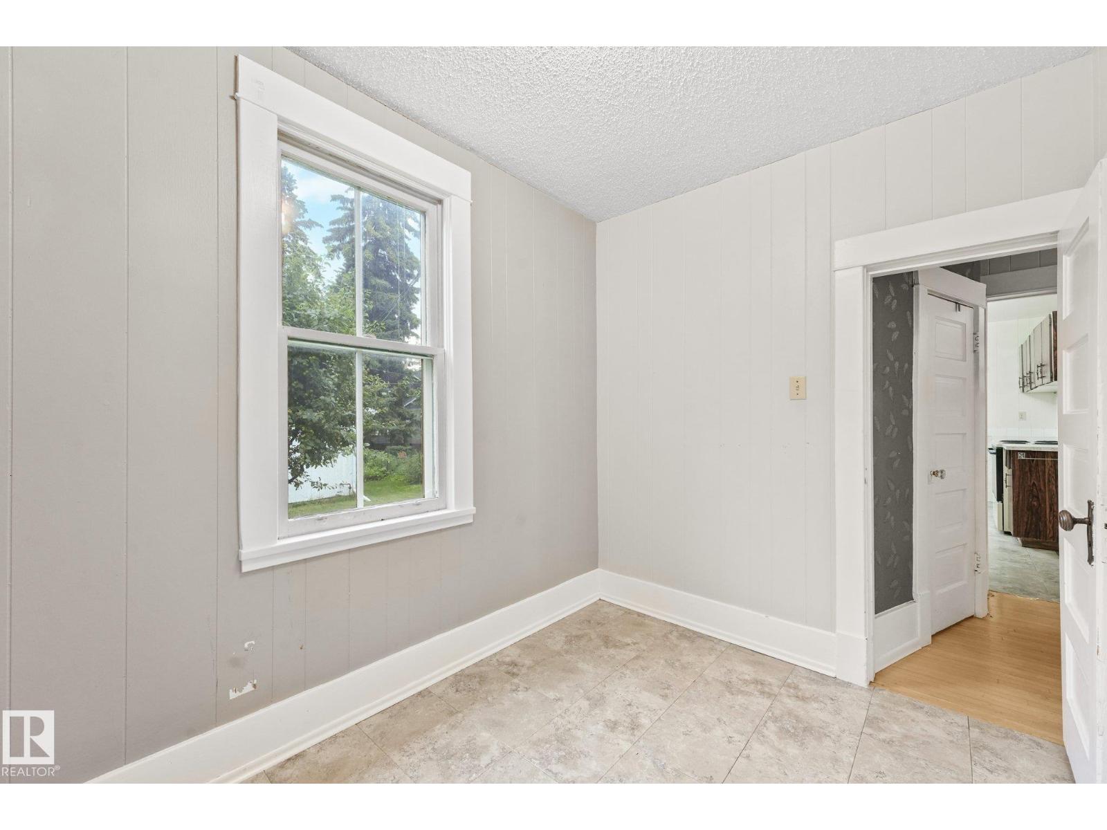 9824 91 AV NW - 25