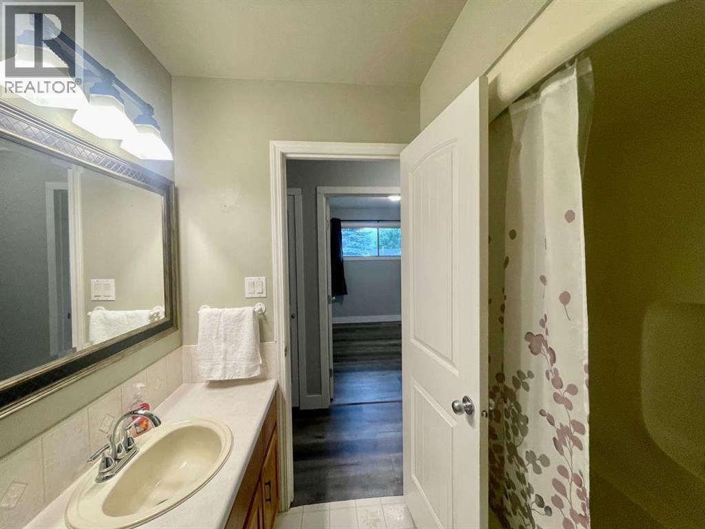 5301 15 Ave - 16