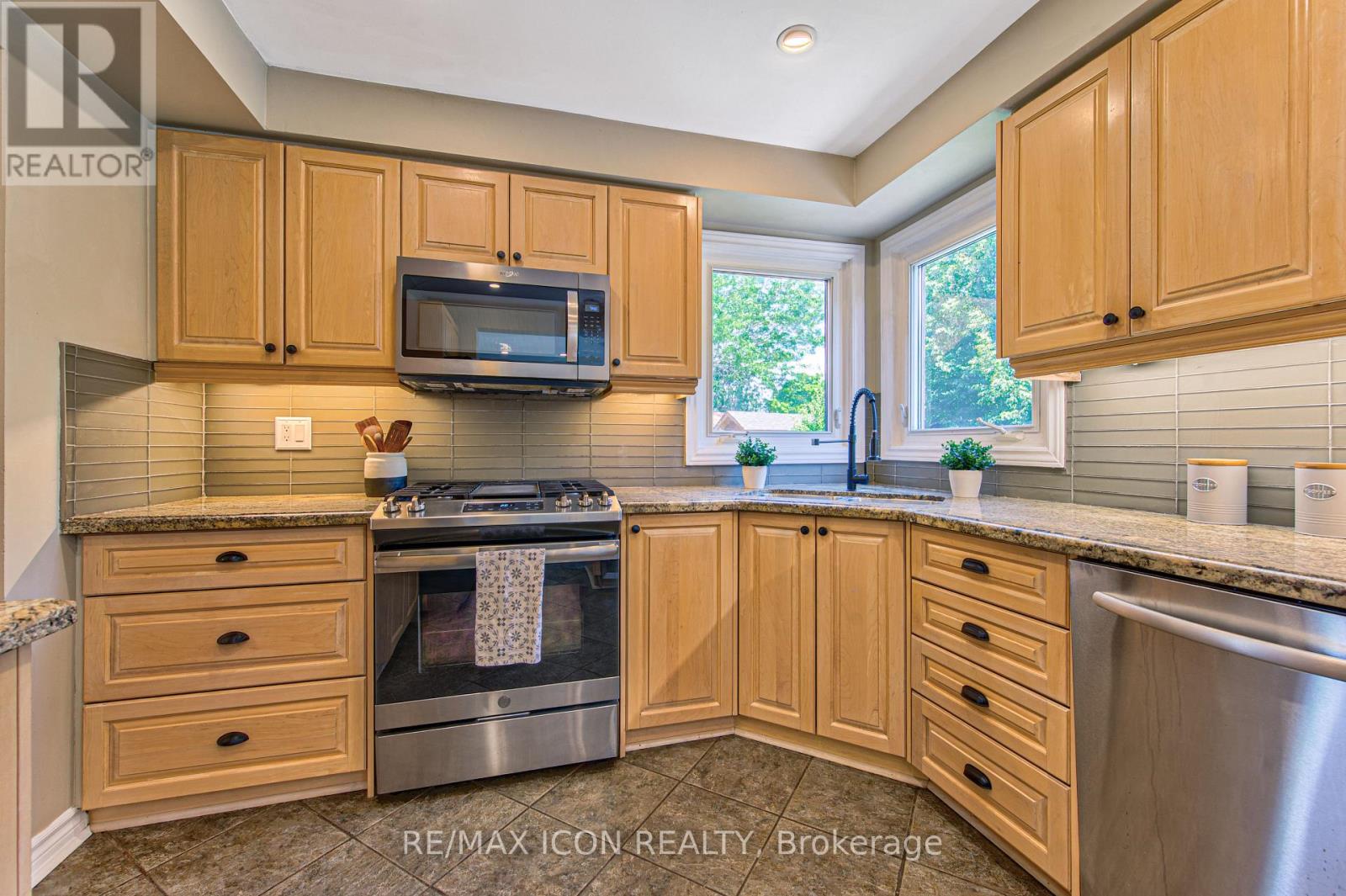 15 HALL CRESCENT - 10
