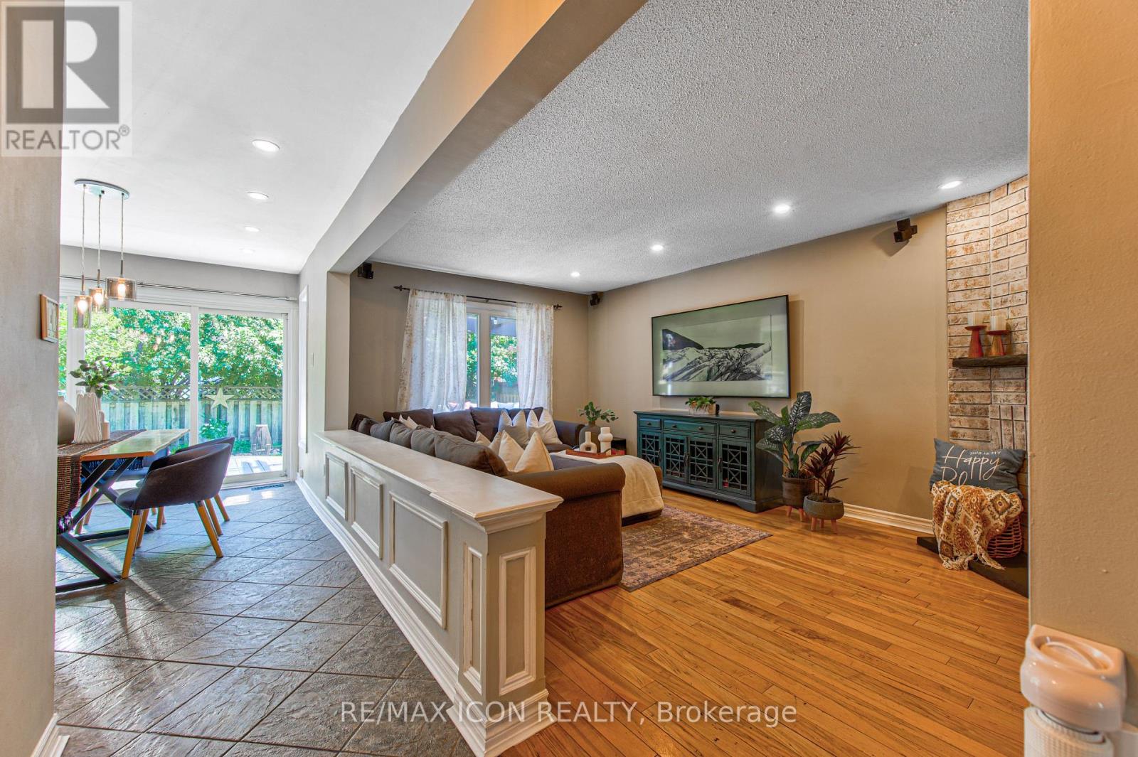 15 HALL CRESCENT - 15