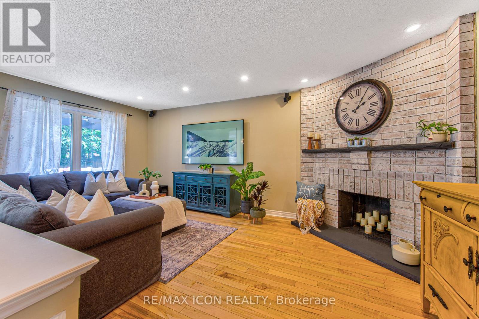15 HALL CRESCENT - 16