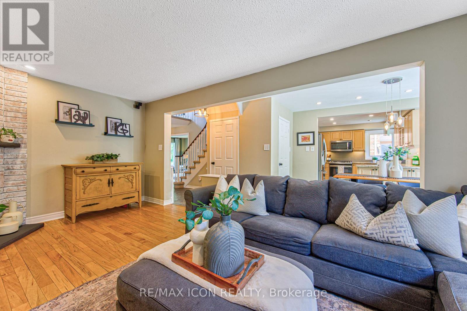 15 HALL CRESCENT - 18
