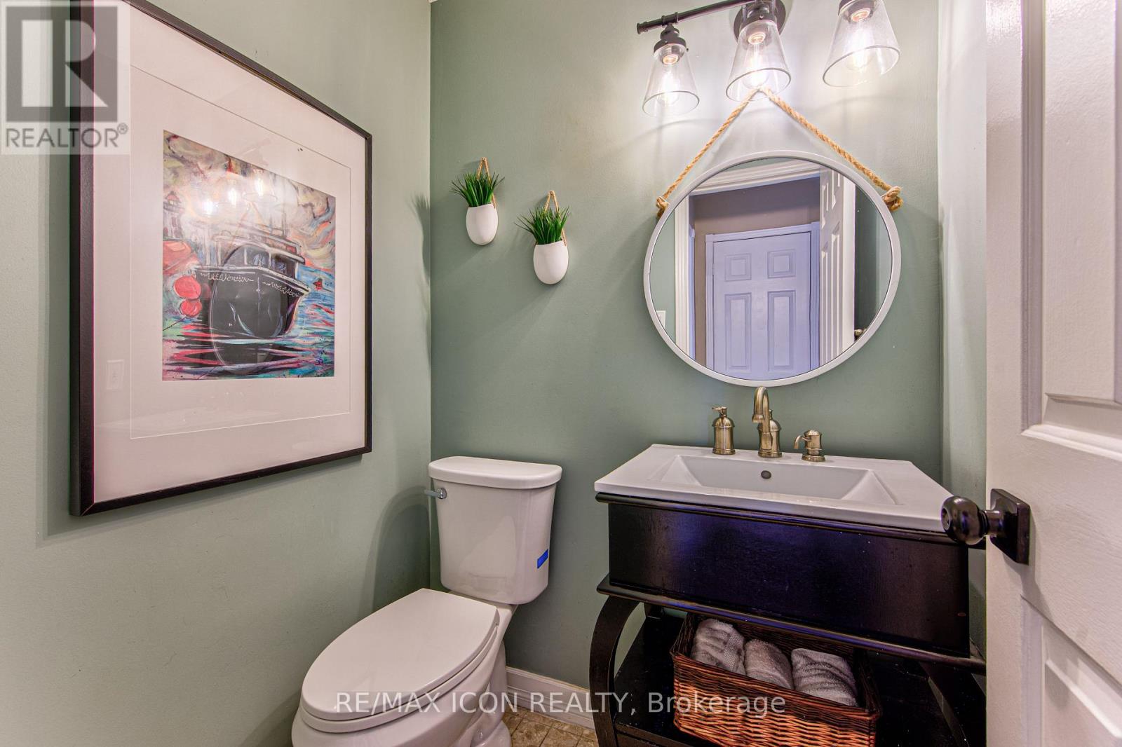 15 HALL CRESCENT - 20