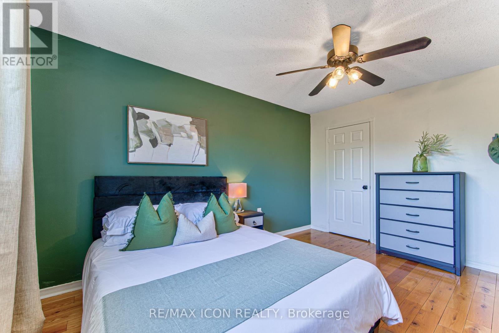 15 HALL CRESCENT - 26