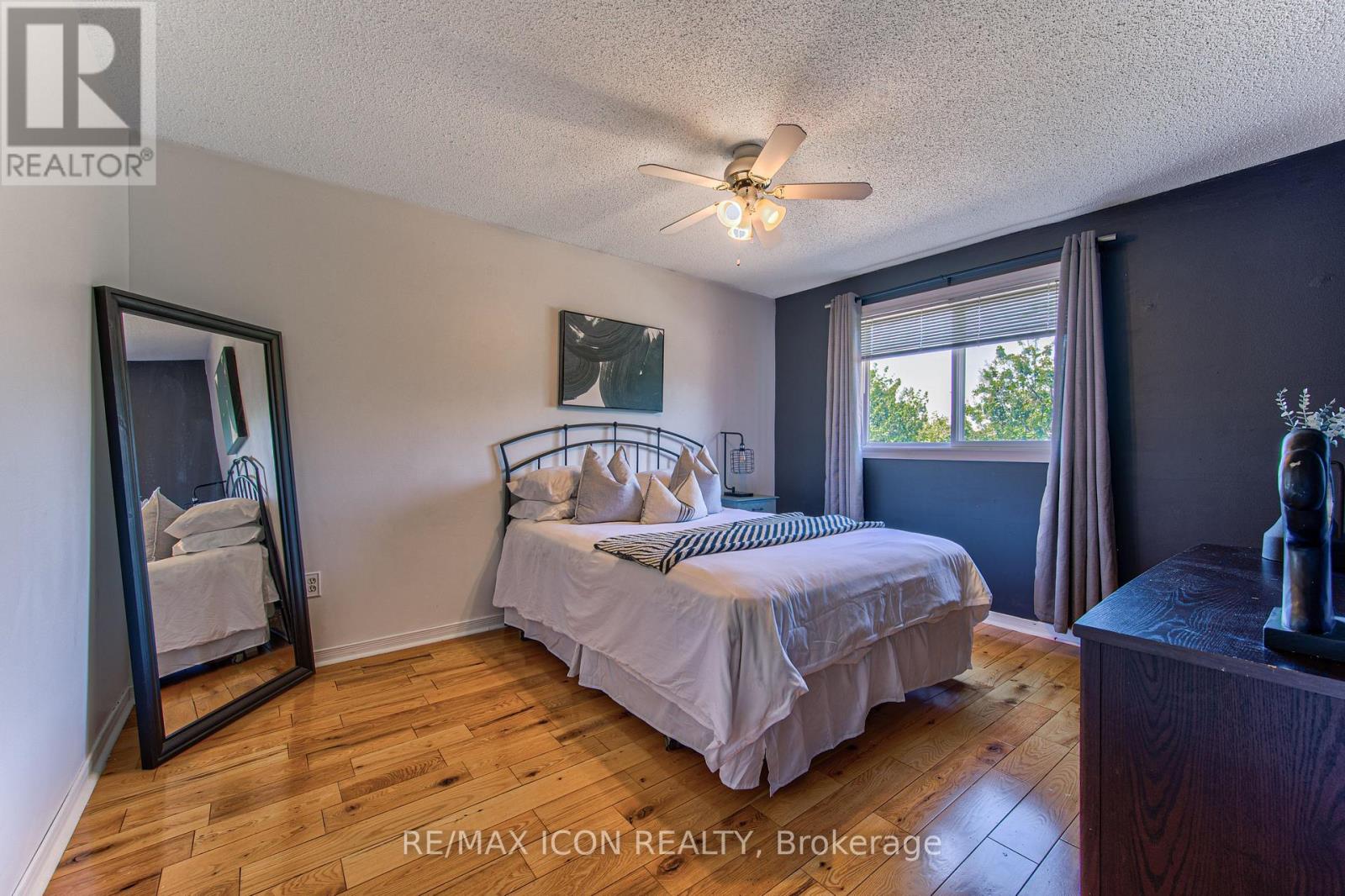 15 HALL CRESCENT - 27
