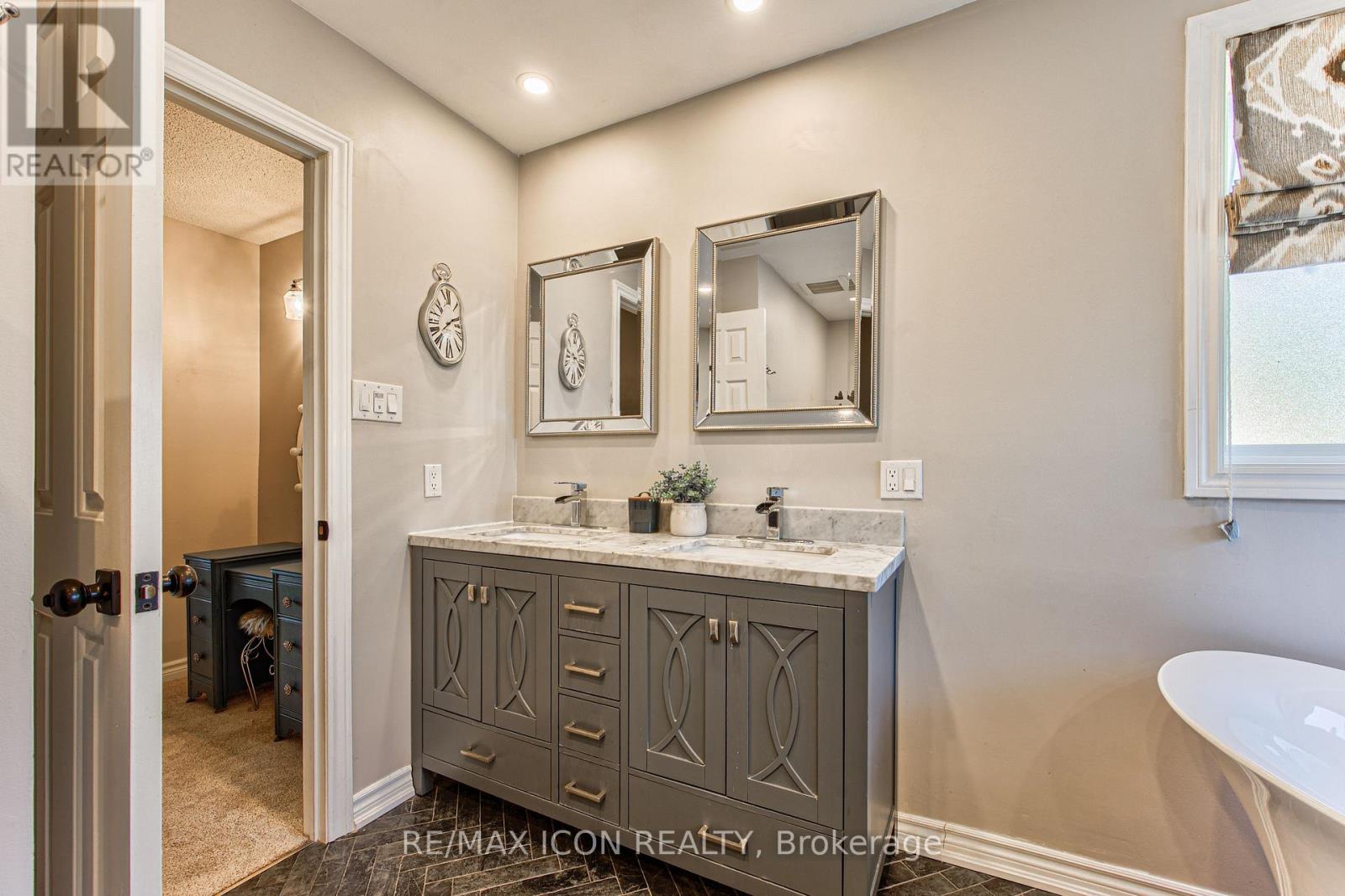 15 HALL CRESCENT - 29