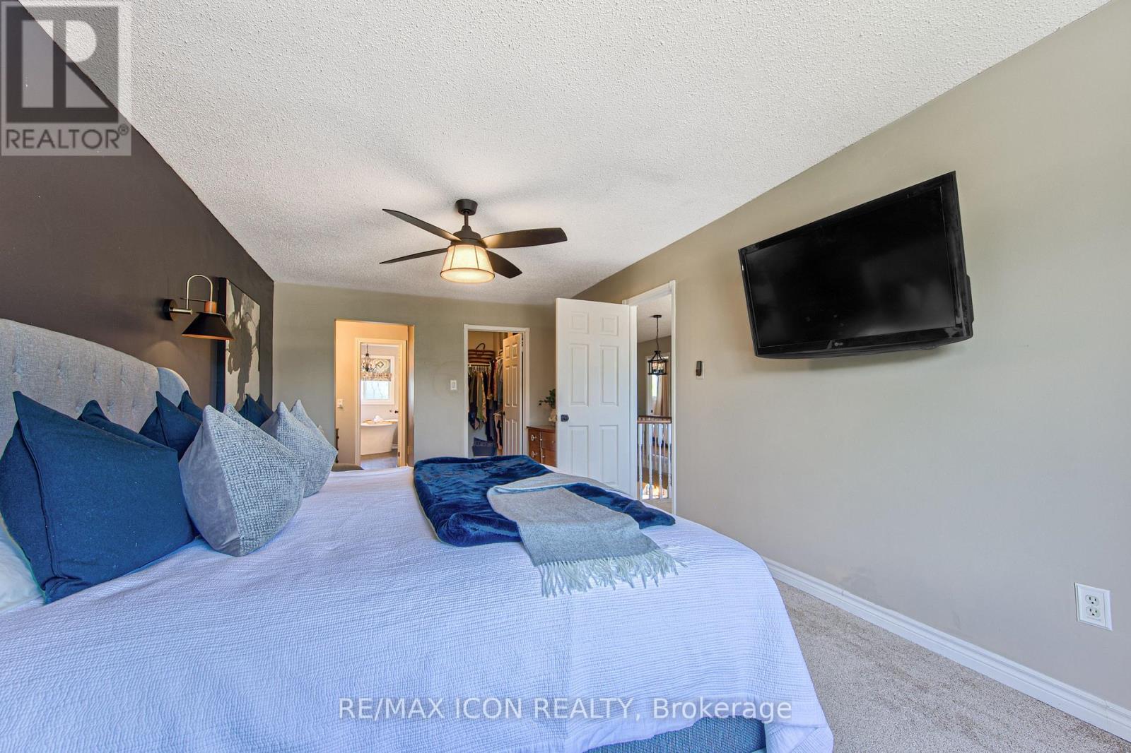 15 HALL CRESCENT - 32