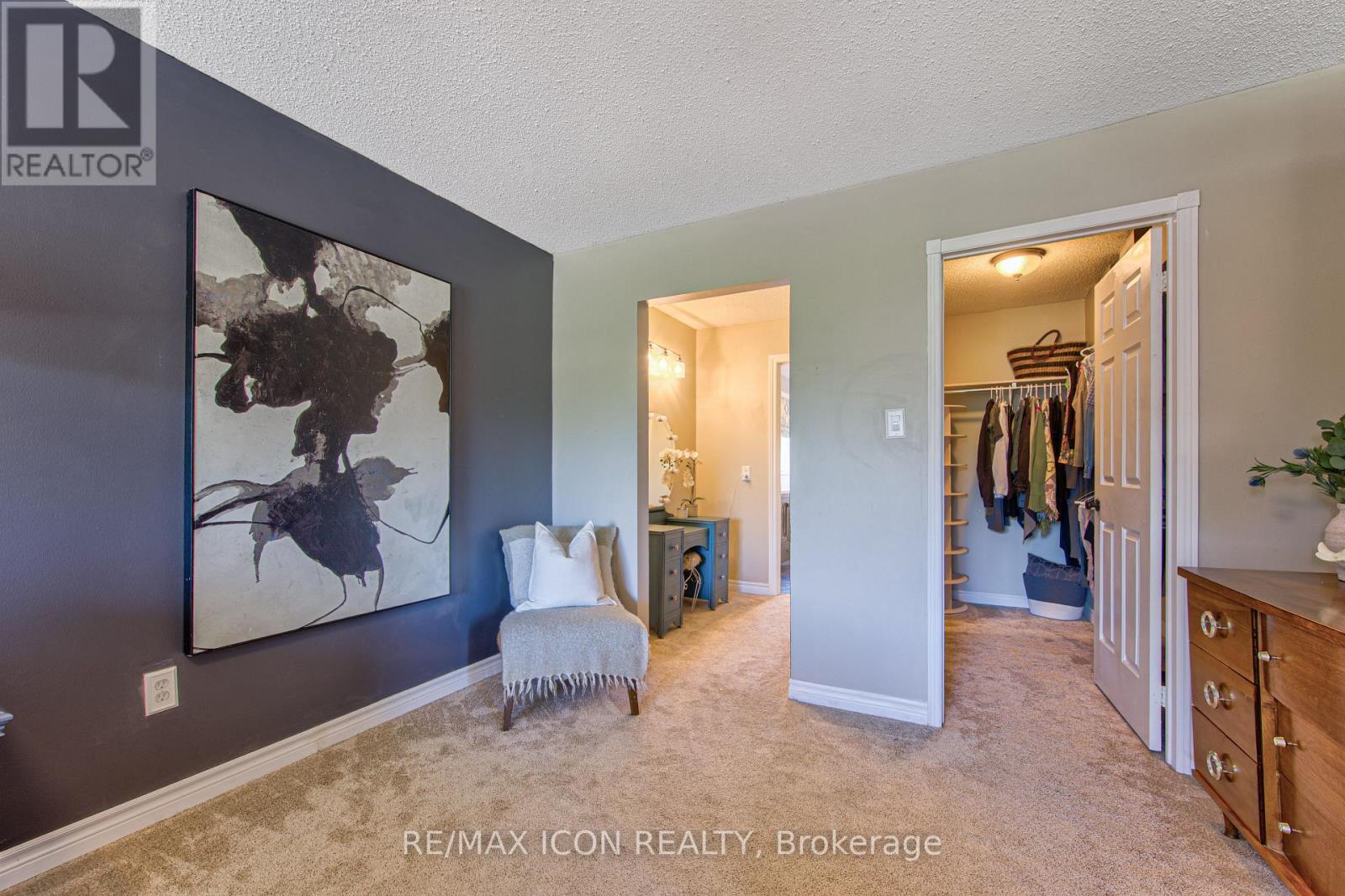 15 HALL CRESCENT - 33