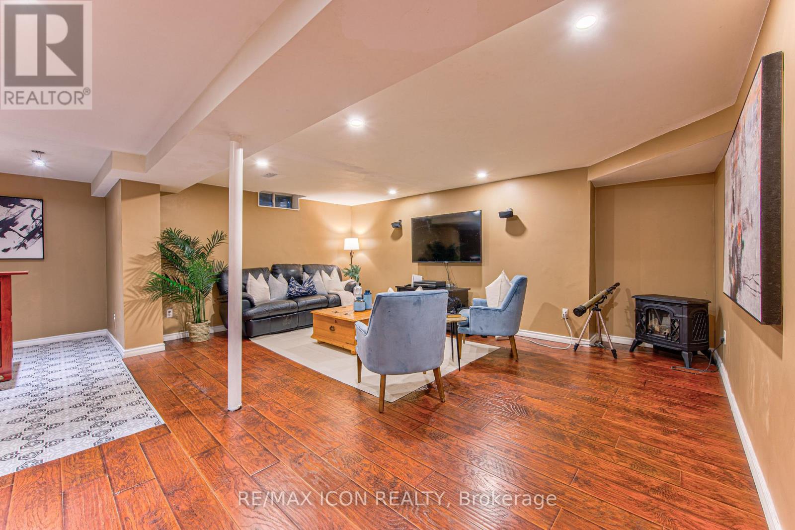 15 HALL CRESCENT - 34
