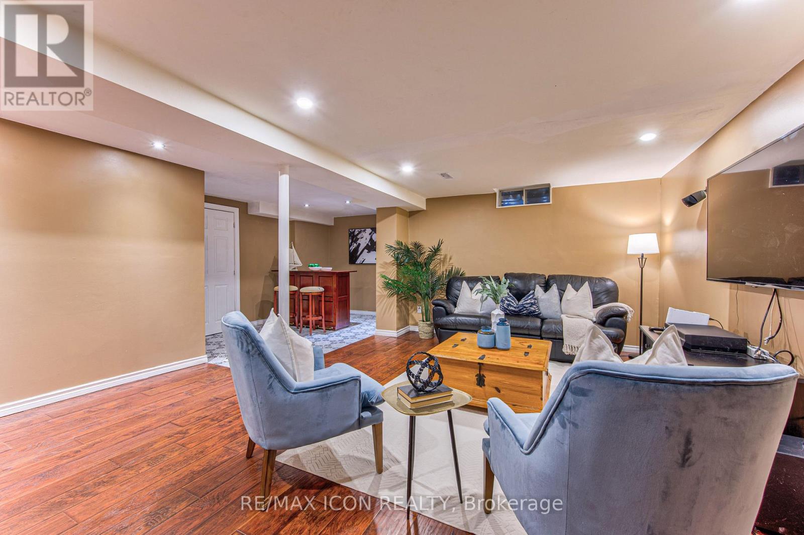15 HALL CRESCENT - 35