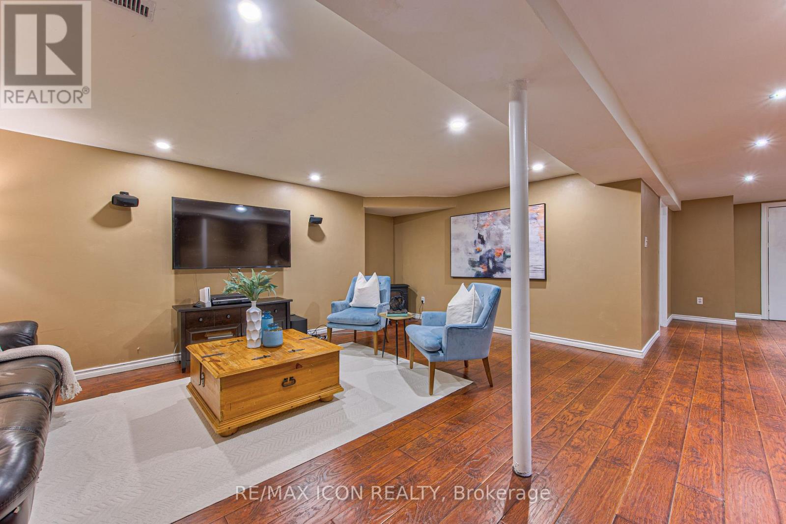 15 HALL CRESCENT - 36