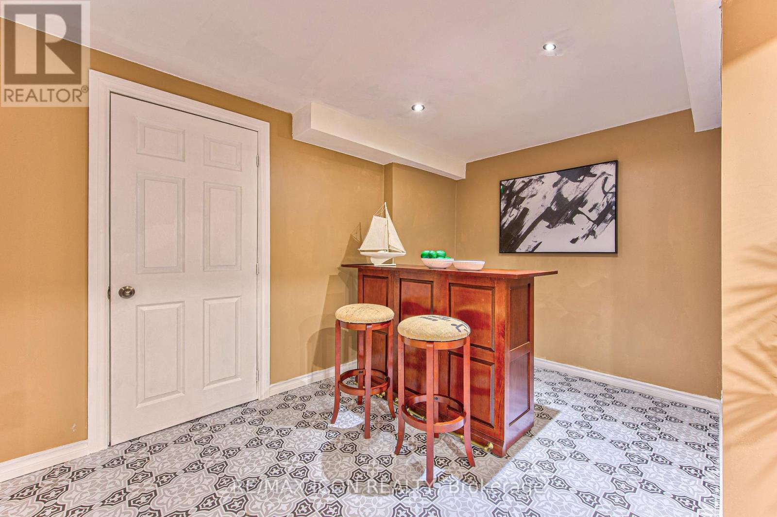 15 HALL CRESCENT - 37