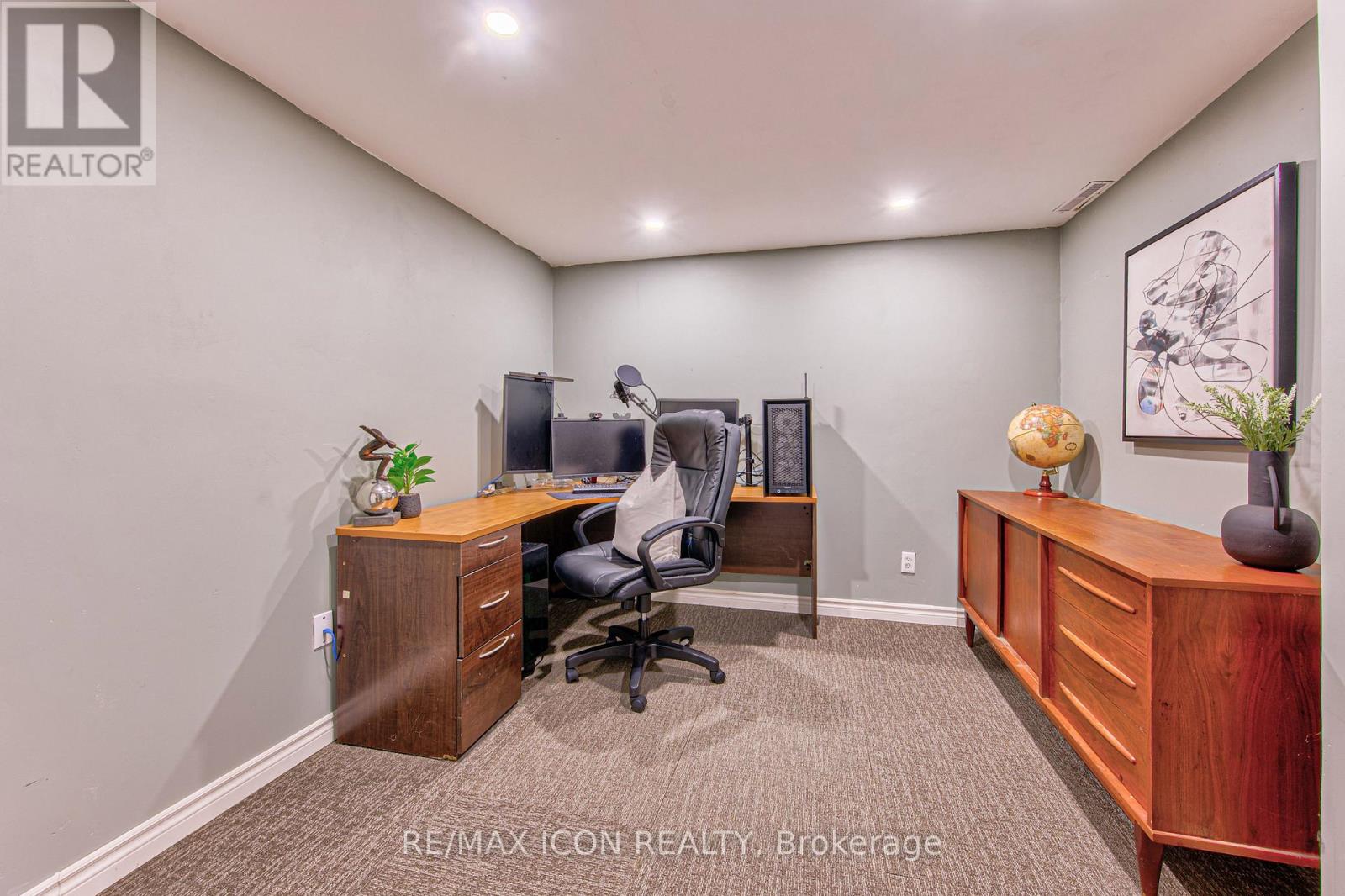 15 HALL CRESCENT - 38