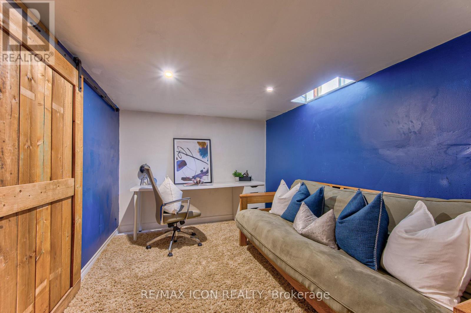 15 HALL CRESCENT - 39