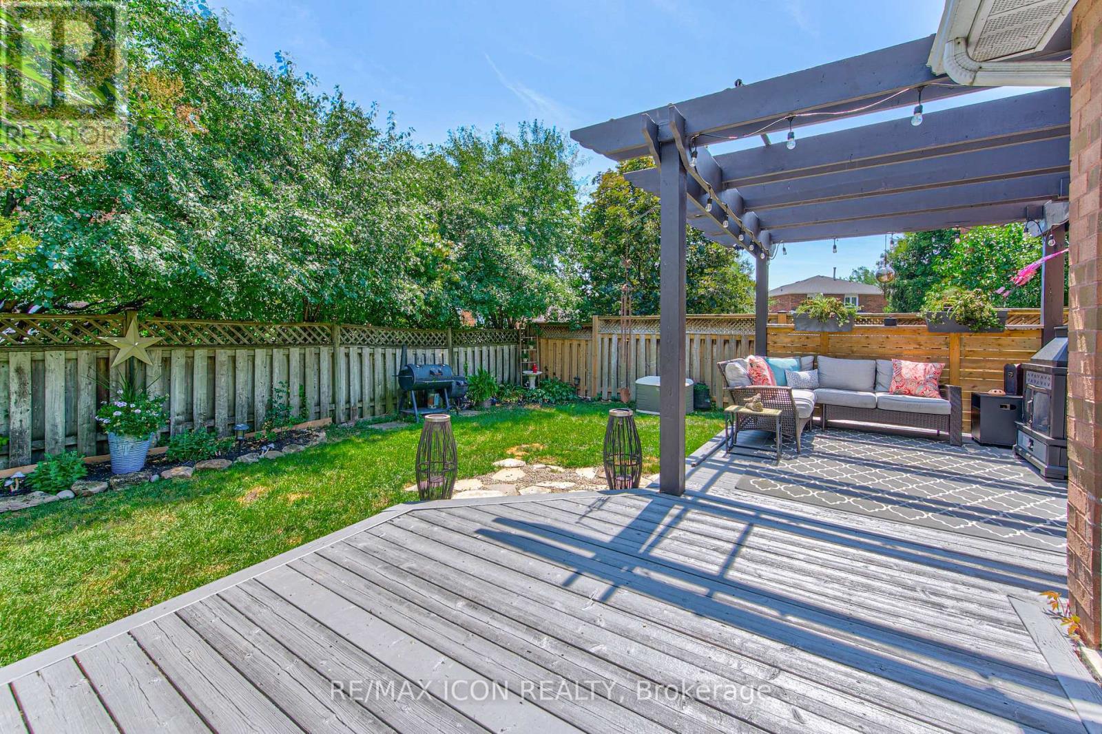 15 HALL CRESCENT - 40