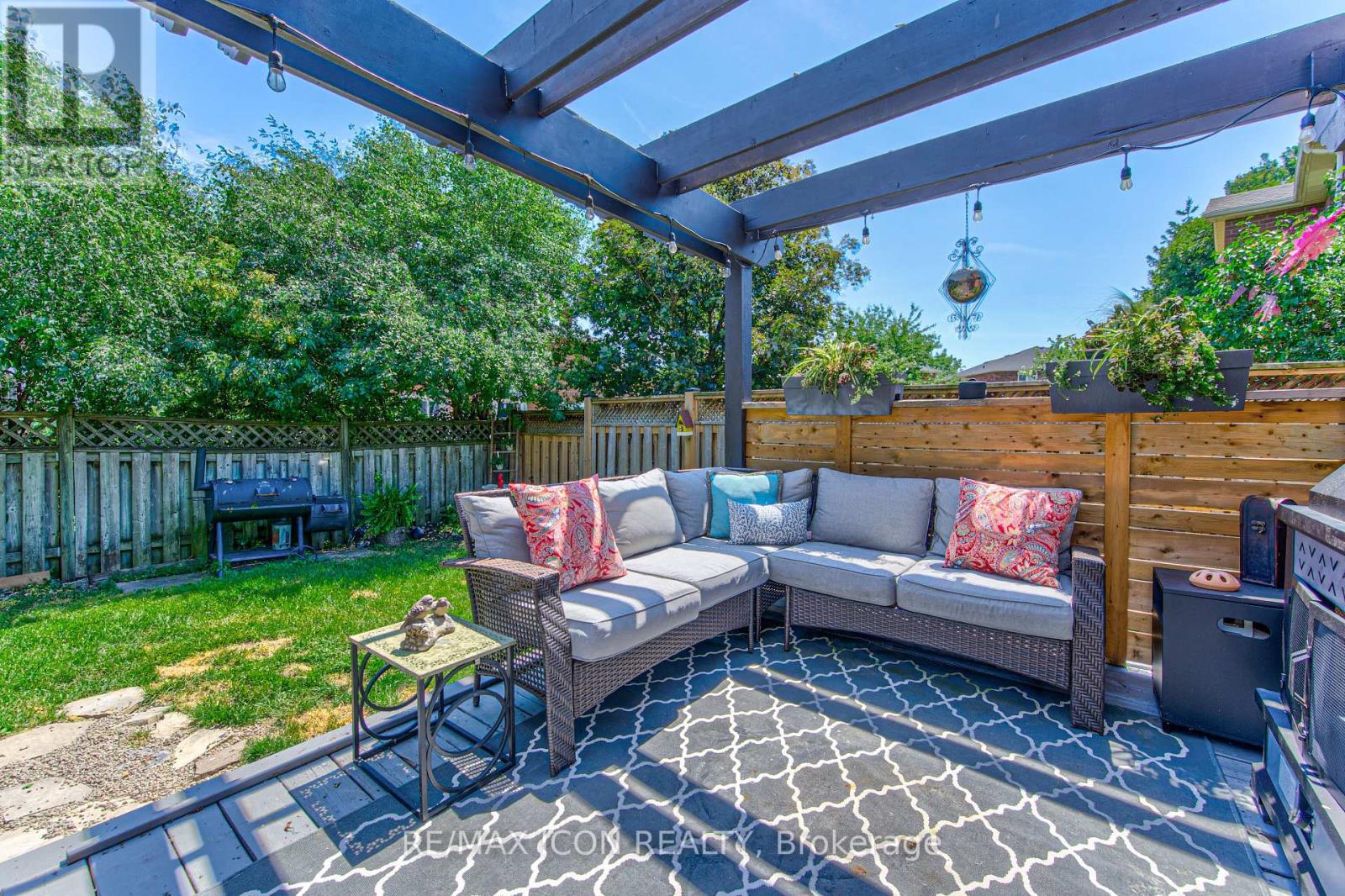 15 HALL CRESCENT - 42