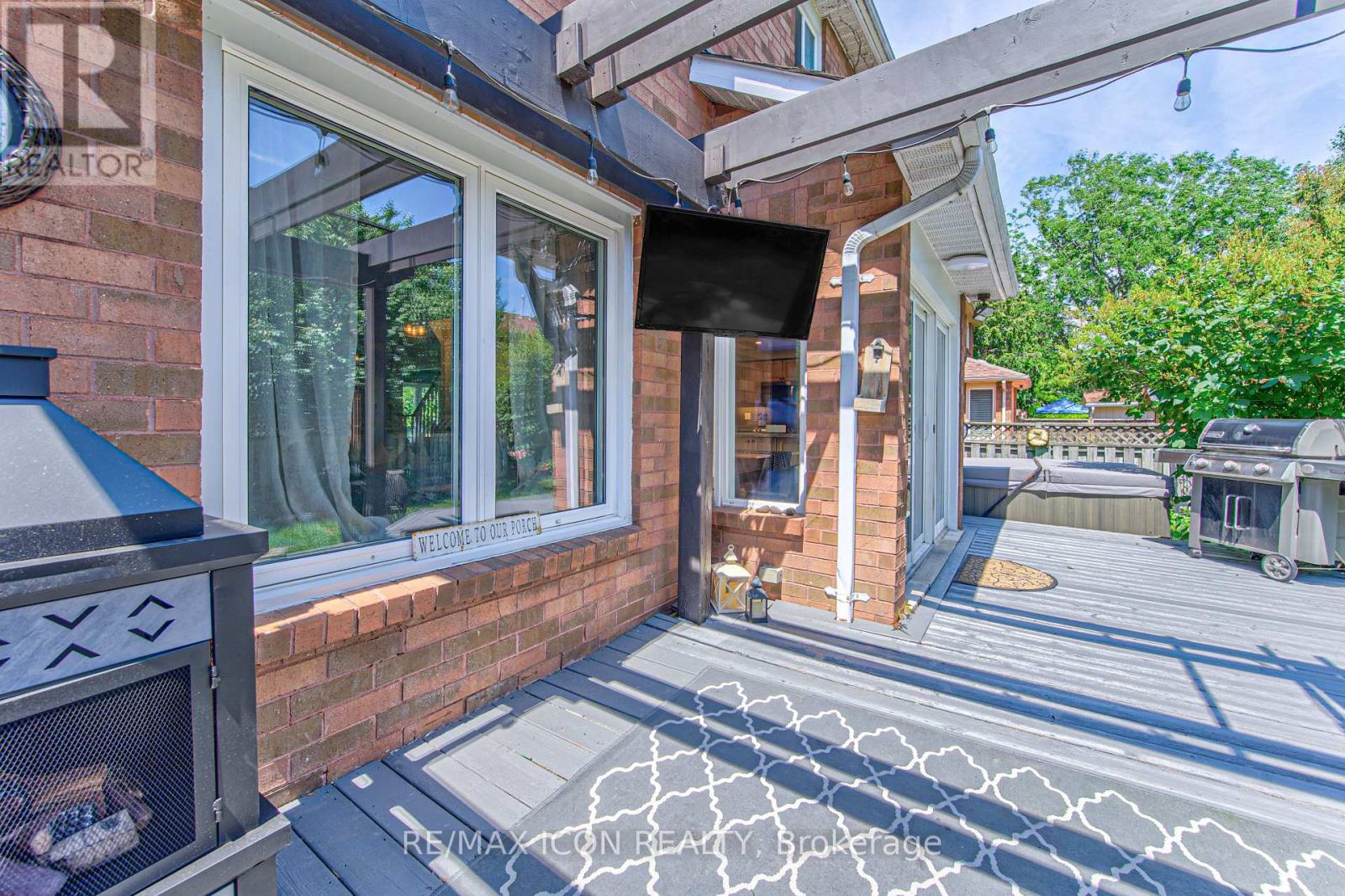 15 HALL CRESCENT - 43