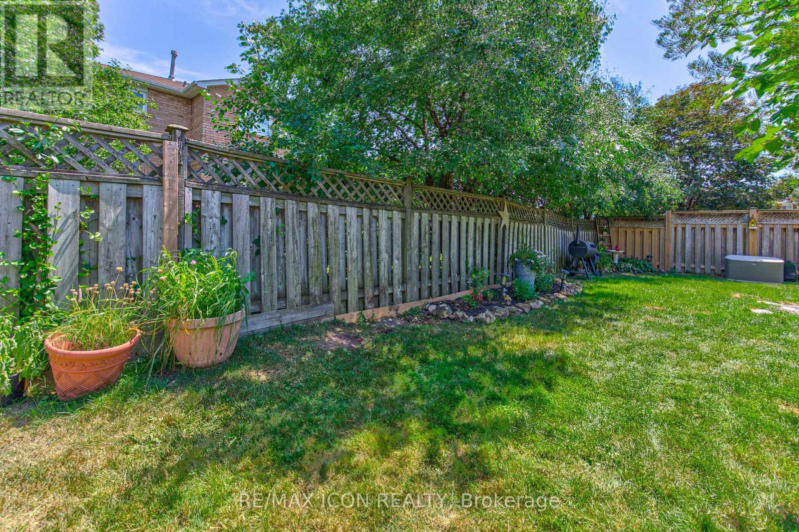 15 HALL CRESCENT - 44