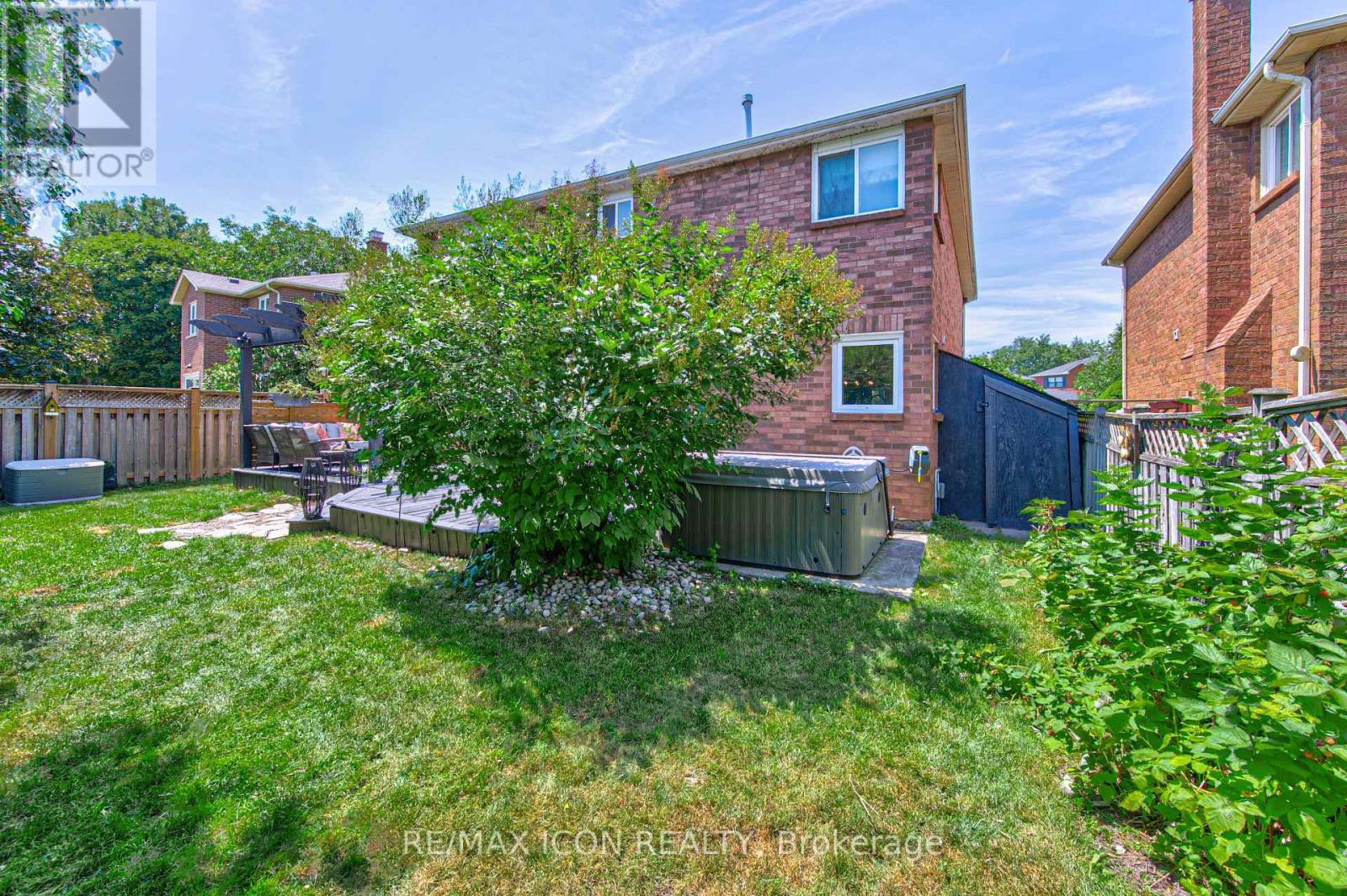 15 HALL CRESCENT - 45