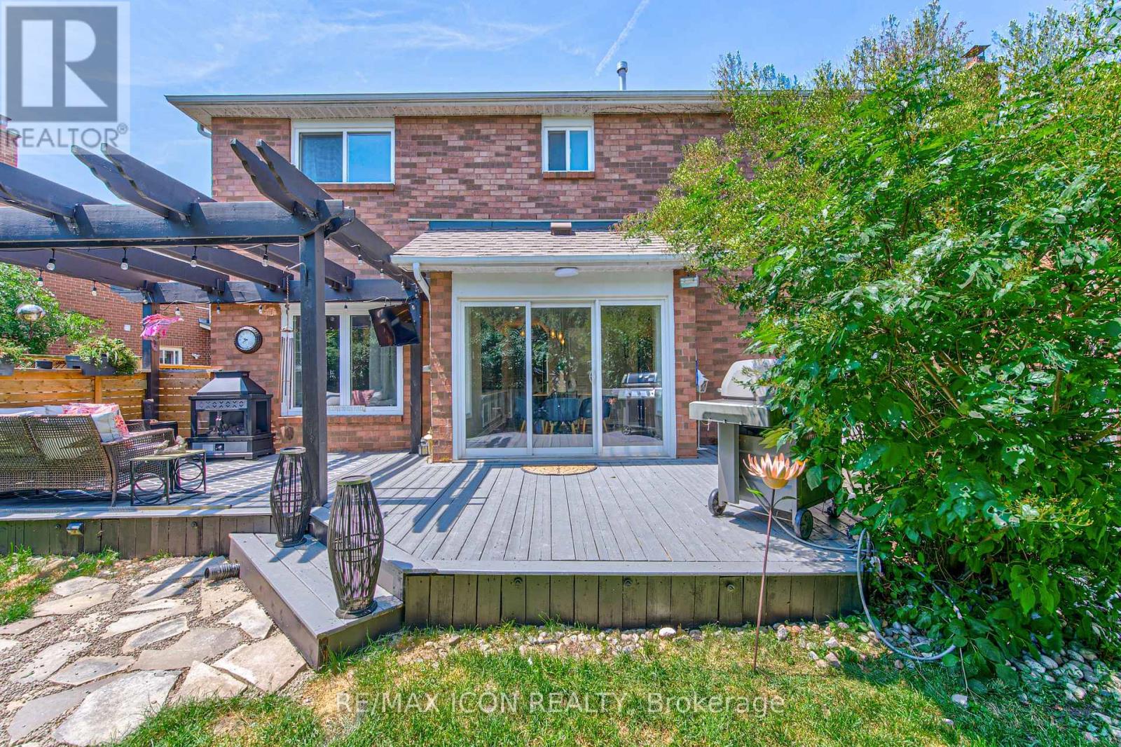 15 HALL CRESCENT - 46