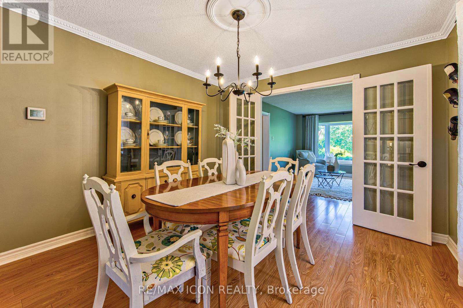 15 HALL CRESCENT - 8