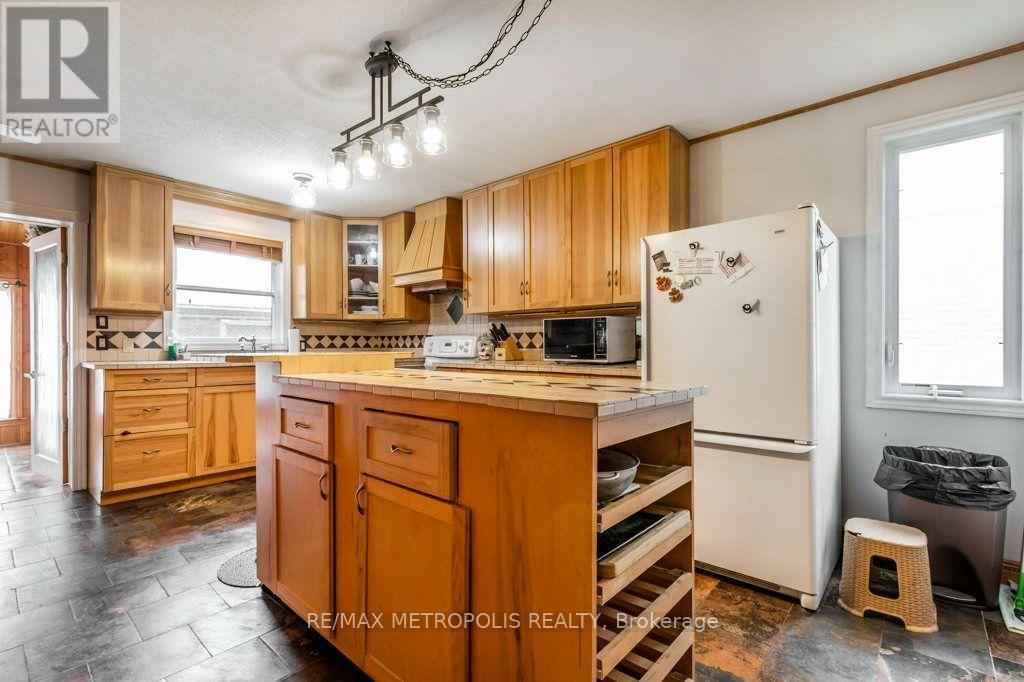 269 BURNETT AVENUE - 7