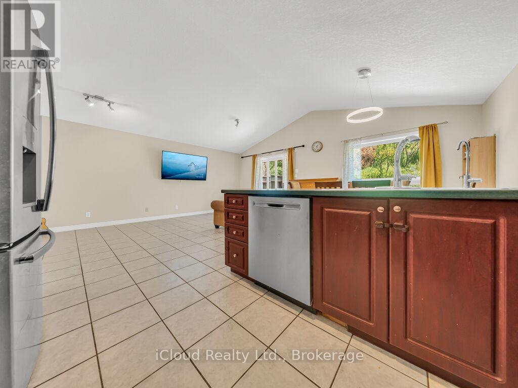 308 KEEWATIN AVENUE - 17