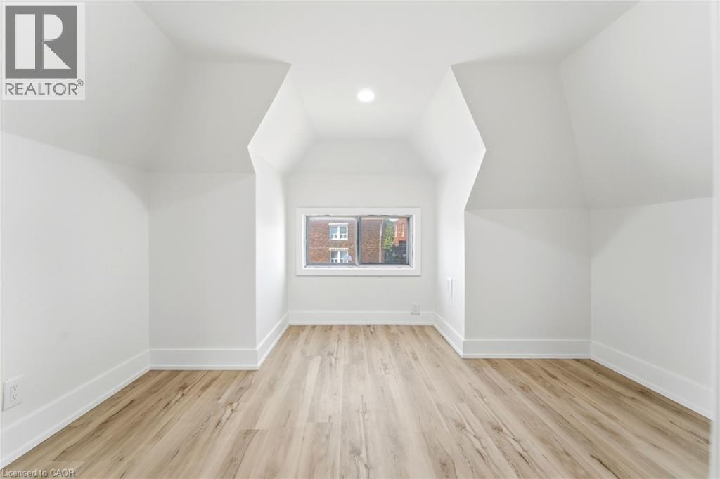968 MAIN Street E - 26