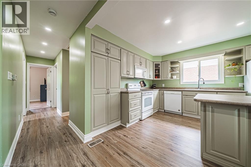 27 LUDLOW Crescent - 16