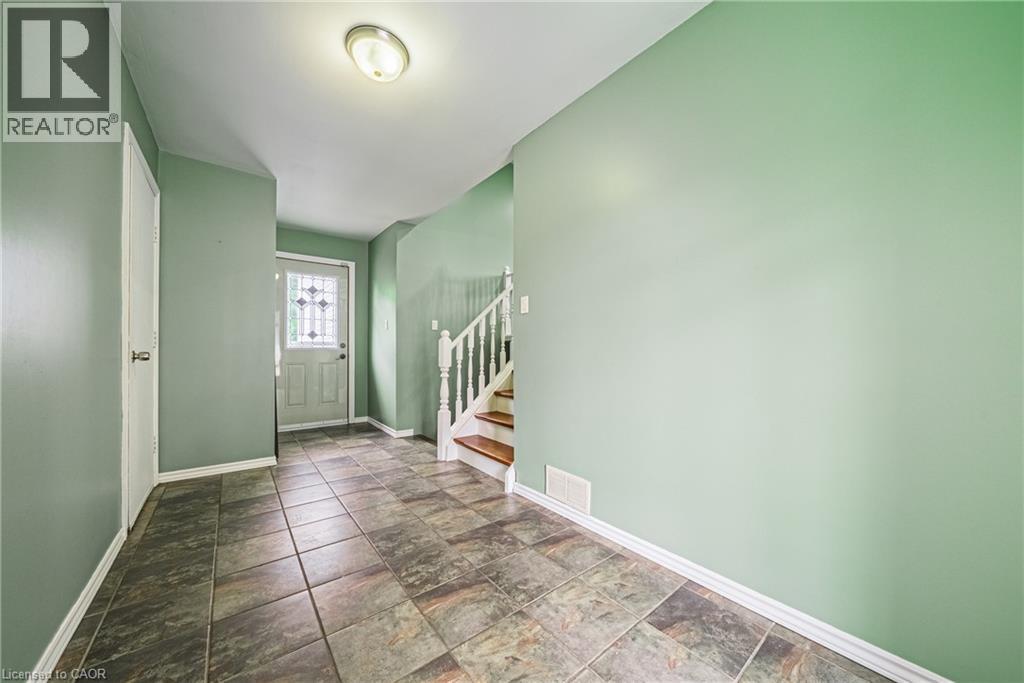 27 LUDLOW Crescent - 3
