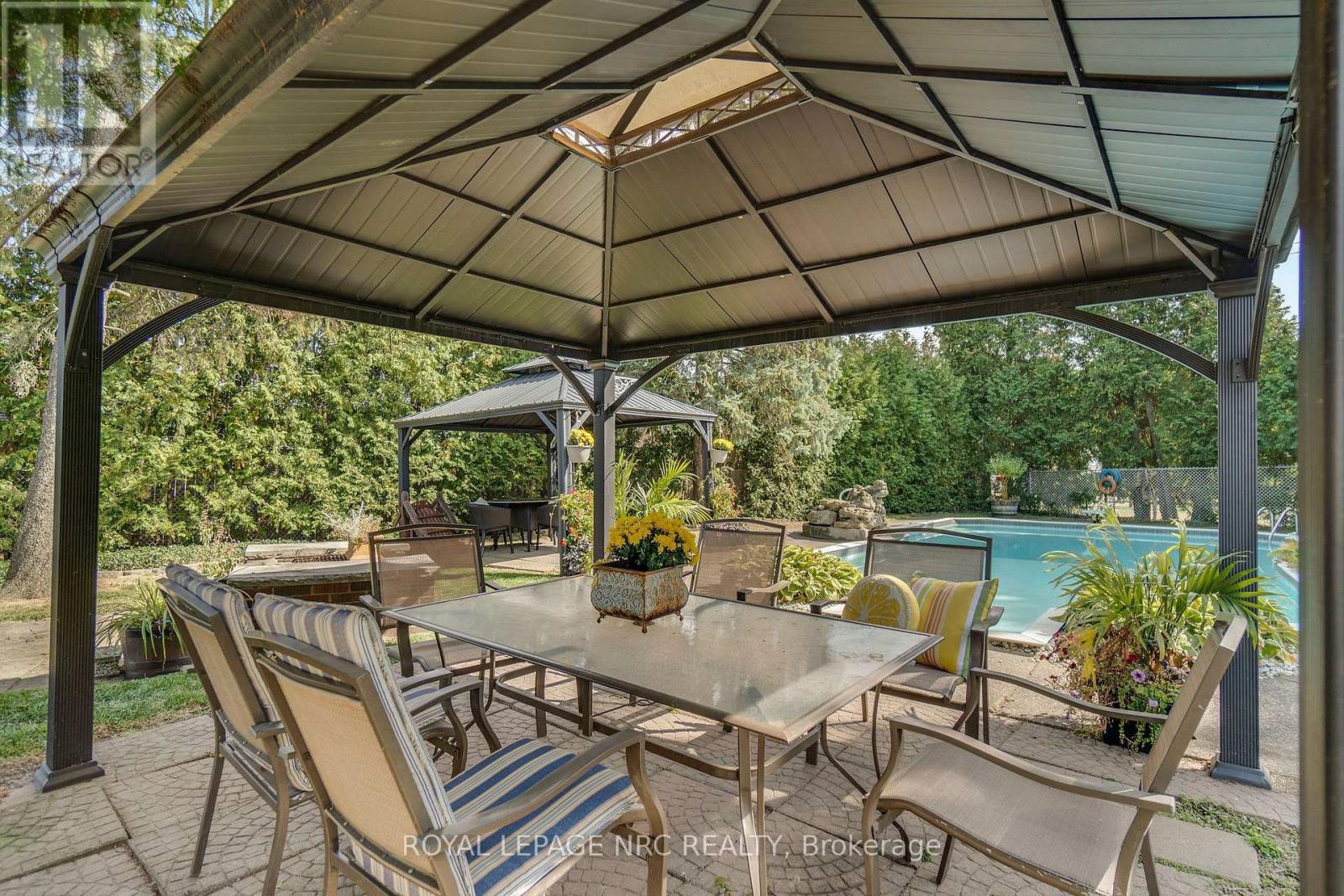 6511 RIALL STREET - 6
