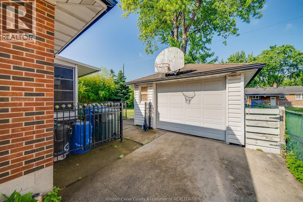3063 BRUCE AVENUE - 40