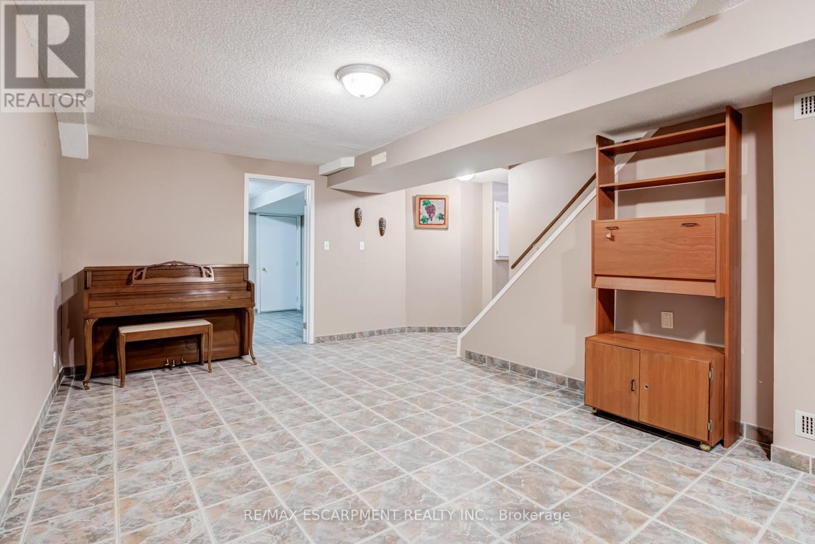 #61 3045 NEW STREET - 33